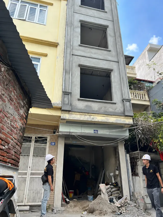 Đội ngũ Xây Nhanh khảo sát mặt tiền nhà tại Trại Cá, Trương Định, Hà Nội