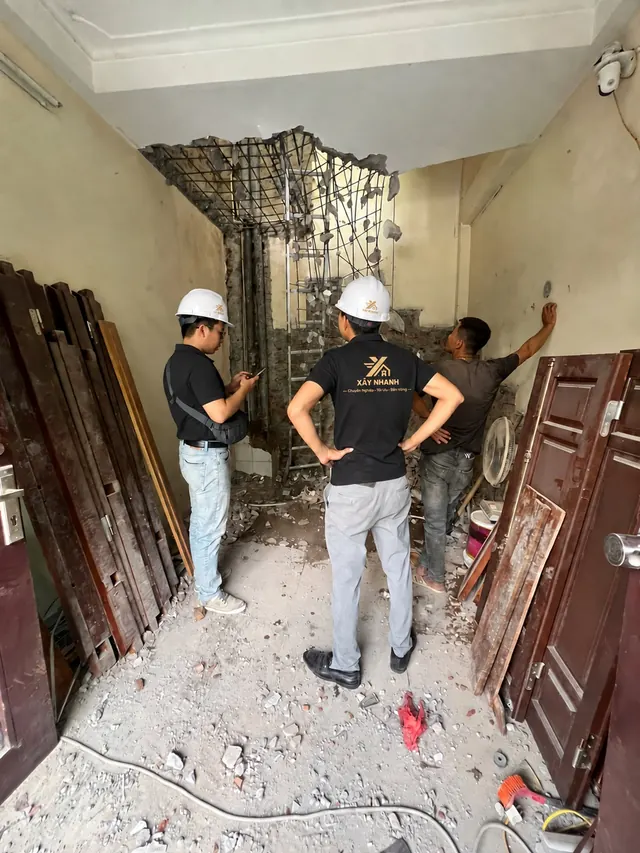 Đội ngũ Xây Nhanh trao đổi phương án tại tầng 1 công trình Trại Cá, Trương Định, Hà Nội