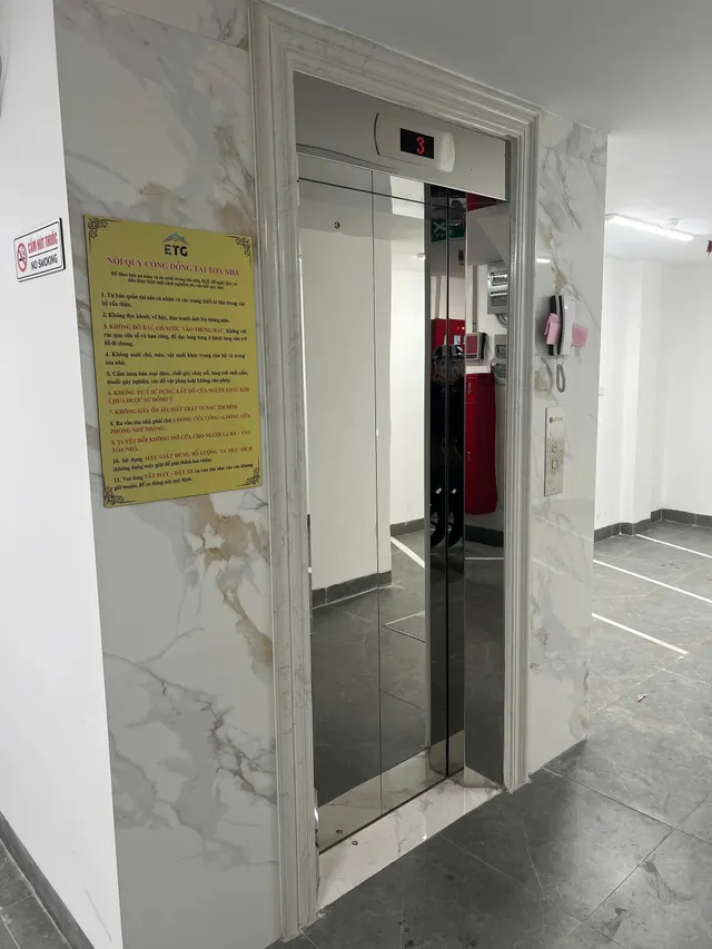 Hệ thang thép thoát hiểm ngoài trời kết nối ban công từng tầng - giải pháp PCCC chuẩn mực giúp công trình được cấp phép vận hành thông suốt.