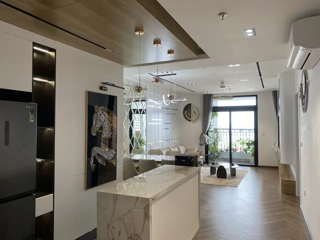 Khu vực bàn ăn mặt đá tự nhiên kết hợp vách gương ghép quả trám vát cạnh kim cương nhân đôi không gian thị giác kiêu sa.