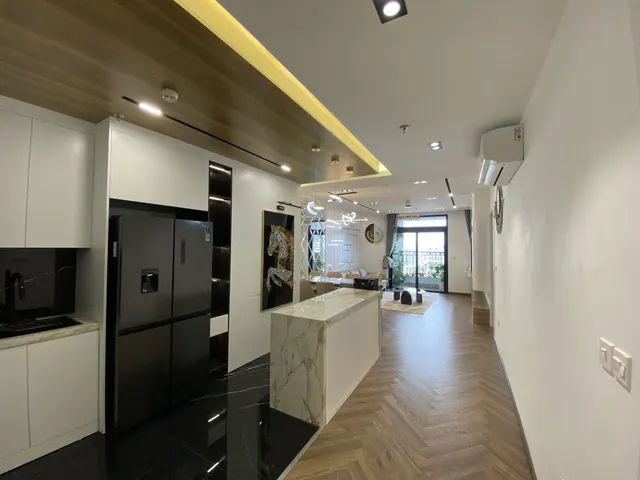 Góc nhìn xuyên suốt từ phòng khách qua sảnh bàn ăn và khu bếp - ánh sáng lan tỏa khắp mọi ngóc ngách căn hộ.