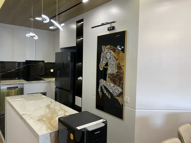 Phòng ngủ Master phong cách Modern Luxury với mảng tường ốp nỉ chằn quả trám sang trọng và giường bọc da bò êm ái.