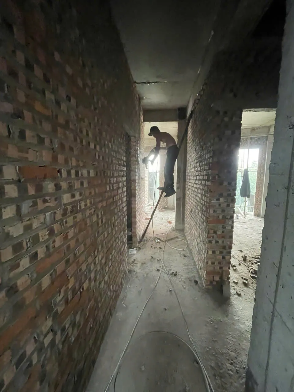 Hoàn thiện phần kết cấu thô vững chãi và chuẩn mực của công trình nhà phố 4 tầng trong ngõ sâu tại Long Biên do Xây Nhanh đảm nhiệm.